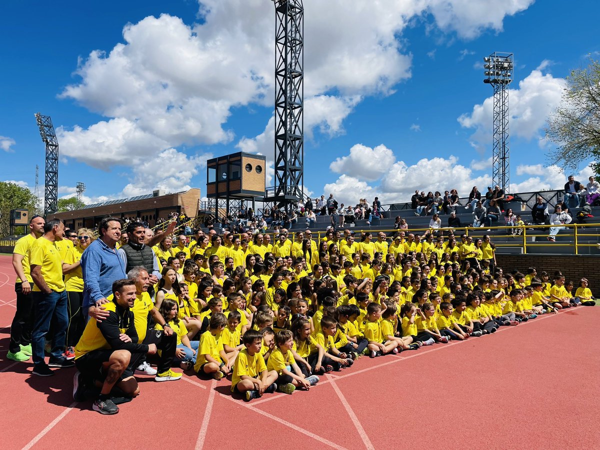 MPerdiguero_'s tweet photo. 📸 Foto oficial del @atletismosanse‼️

Como bien decís, sois un club de amigos... Sois una gran familia. Y sabéis que tanto @AngelbuenacheCs como yo siempre apoyaremos el deporte en #SanSe.

Seguid llevando la camiseta amarilla por toda España 🏃🏻‍♂️🏃🏻‍♀️

#ViveSanSe #ViveElDeporte https://t.co/7mrKtNnLWN