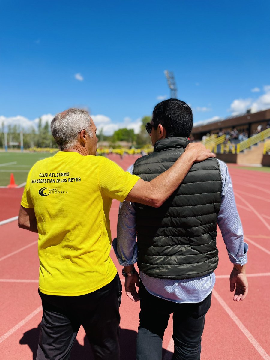 MPerdiguero_'s tweet photo. 📸 Foto oficial del @atletismosanse‼️

Como bien decís, sois un club de amigos... Sois una gran familia. Y sabéis que tanto @AngelbuenacheCs como yo siempre apoyaremos el deporte en #SanSe.

Seguid llevando la camiseta amarilla por toda España 🏃🏻‍♂️🏃🏻‍♀️

#ViveSanSe #ViveElDeporte https://t.co/7mrKtNnLWN