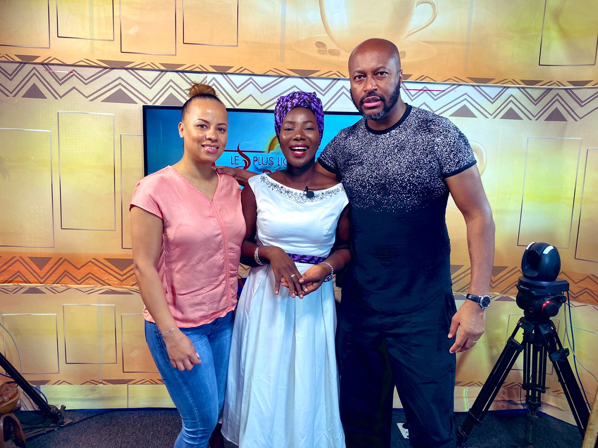 maluca_maluca's tweet photo. Belle émission sur @espaceTV_gn et discussion fructueuse avec le couple Battery fondateur de @tracegospelfr @Pierobattery et @aniyshai …
Merci pour l’invitation lors du festival en Guinée …. De belles choses pour la fin #espacetv
#lilacommunication https://t.co/9v05iX207s