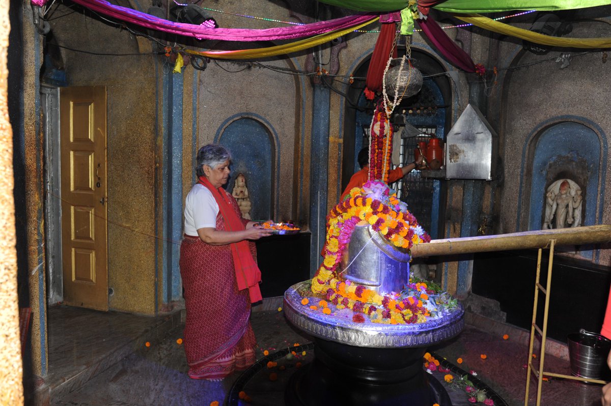 vmishra1949's tweet photo. मनकामेश्वर मंदिर, लखनऊ के दर्शन करते हुए ! https://t.co/hgQr1SOqXr