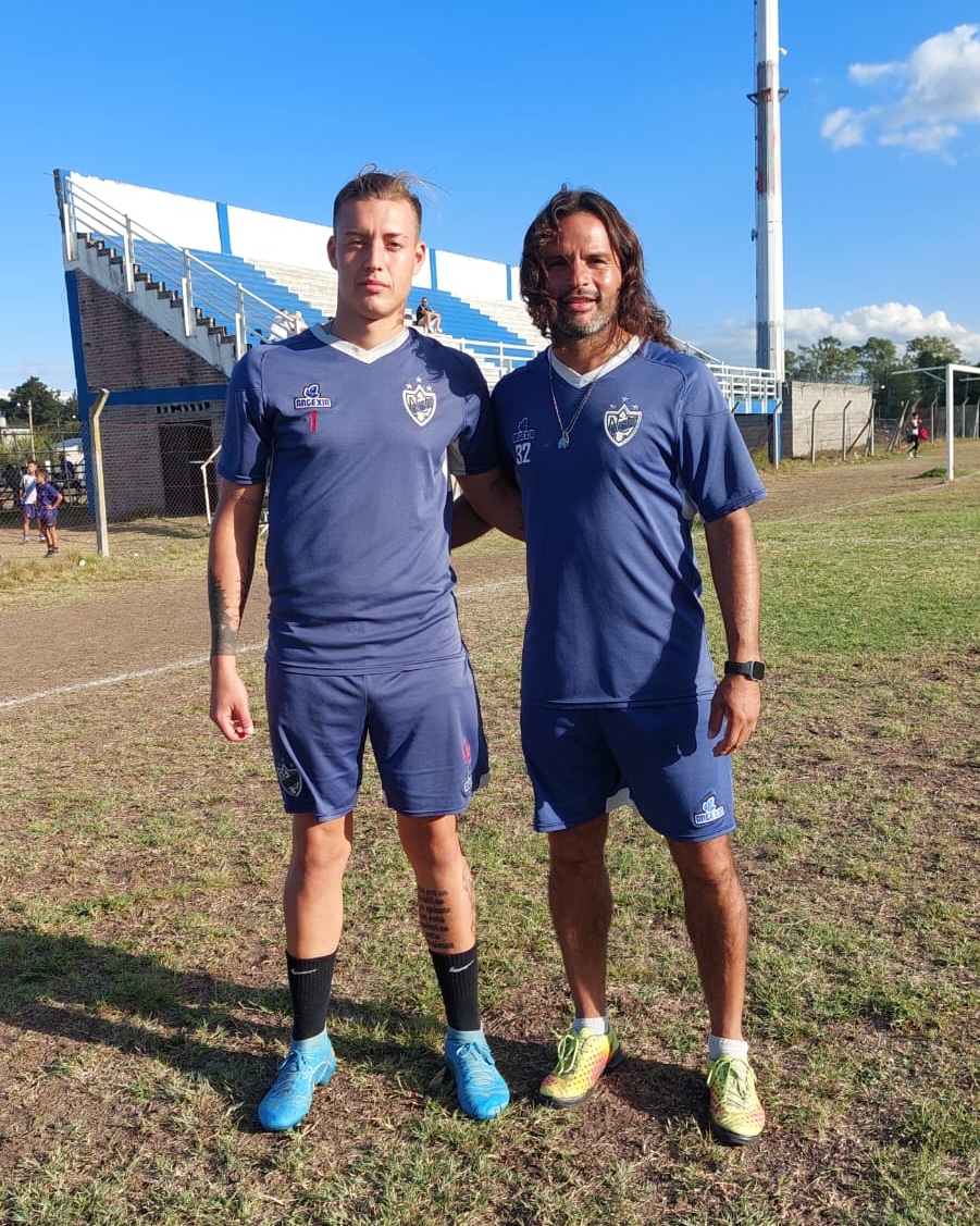 #Fútbol 

Entrenadores de arqueros🧤

Lucas Dughera está a cargo de las categorías infantiles y Daniel Guitian a cargo de juveniles, reserva y primera. 

¡Les deseamos éxitos para este año deportivo! 

#VamosMidland ⚪💙⚪