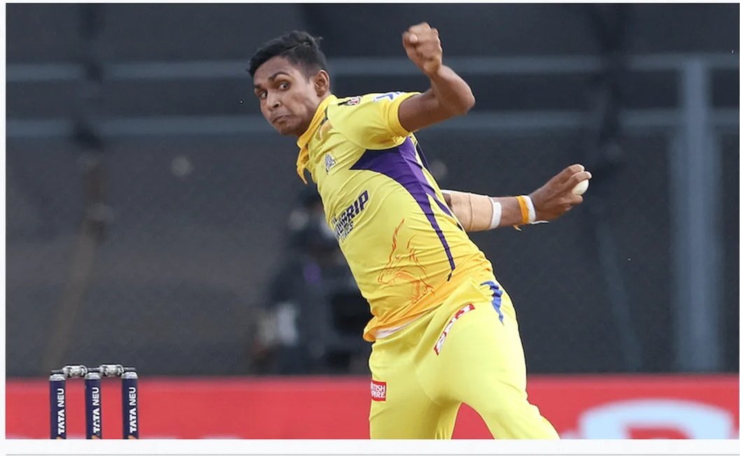 IxonicKohli's tweet photo. How is this bowling action legal? 
Ban this player and team again @IPL https://t.co/BjULX2W4y3