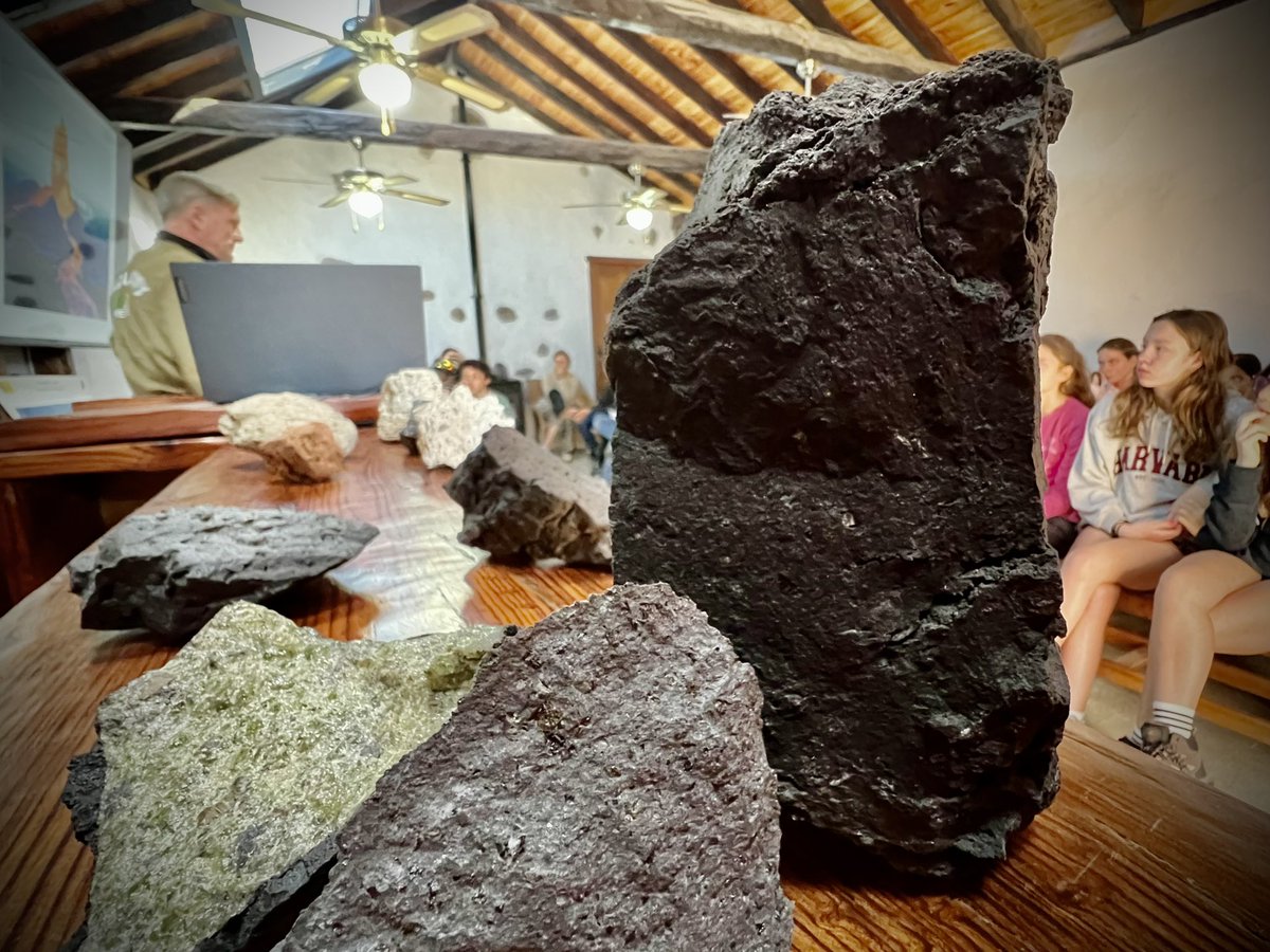 IgnacioGarciaGT's tweet image. Petrology session with the British School of Paris @BritishSchParis Students learn about extrusive & intrusive igneous rocks. PHOTO: rocks from 1705 Arafo basaltic #lavaflow+ 1949 Llano del Banco (LaPalma)+ peridotite #volcano #geology #geographyfieldtrip by @GeoTenerife TENERIFE