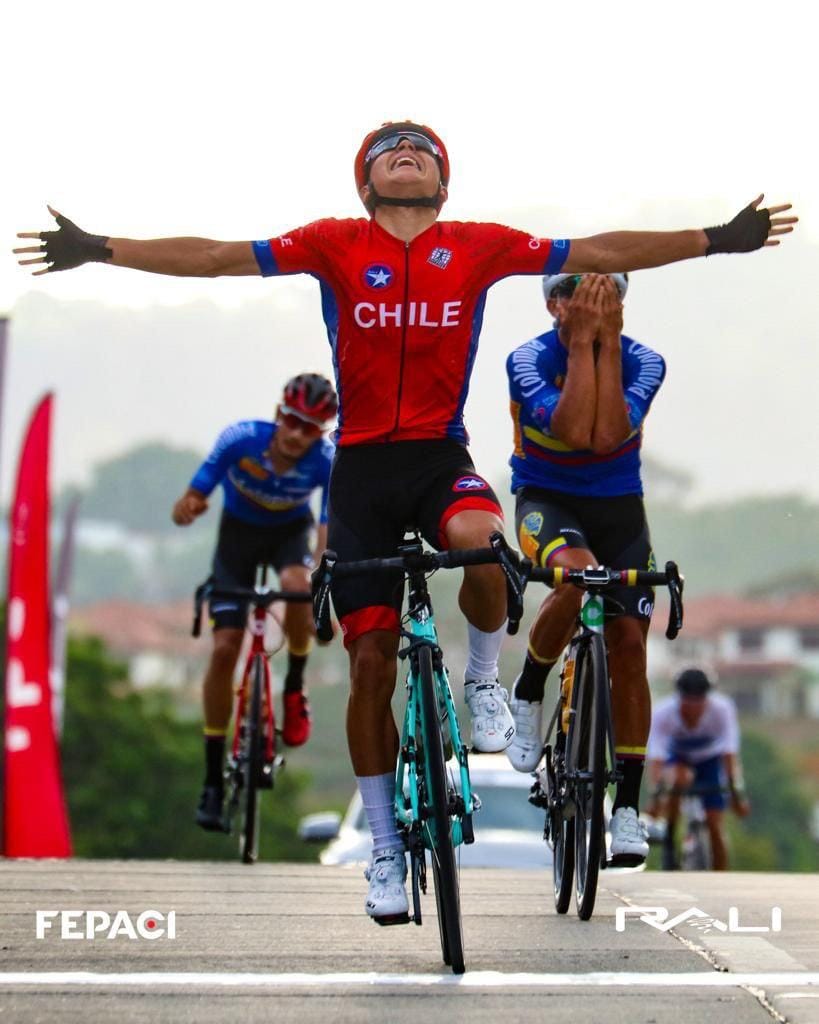 INDChileOficial's tweet photo. ¡Qué carrera! En la recta final de la competencia, el ciclista Vicente Rojas 🇨🇱 se coronó campeón🥇 del 🏆Panamericano de Ruta Sub 23 que se desarrolla en Panamá 🙌🙌🙌. #ChileCompite 
📷@fepaci https://t.co/9ZJsNiiFtG