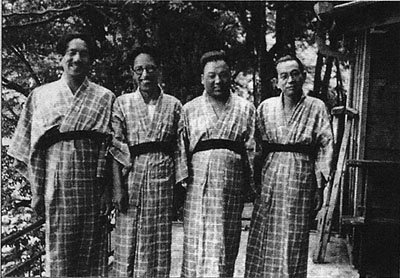 moll_andre's tweet image. Recuerdos de una antología del patrón de la #Shochiku 
#ShiroKido ,donde coincidieron muchos años,dos cineastas que hacían un mismo género de films.Dos universos paralelos pero de personalidad propia:unos jóvenes  #YasujiroOzu y #HiroshiShimizu( los dos 23años 📷)  #FilmTwitter