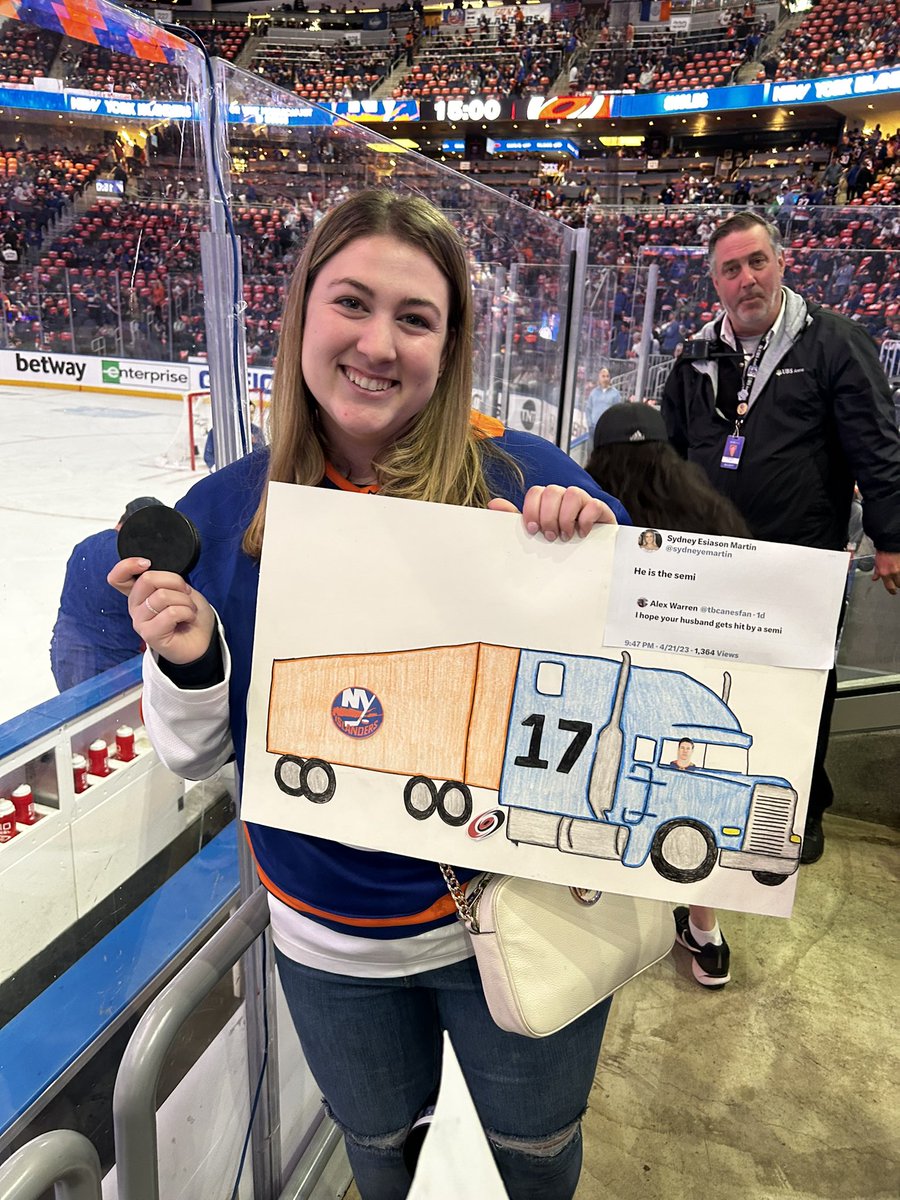 danieller36's tweet photo. The semi is ready to go💙🧡💙 @sydneyemartin @NYIslanders https://t.co/dYqJRP7qCd