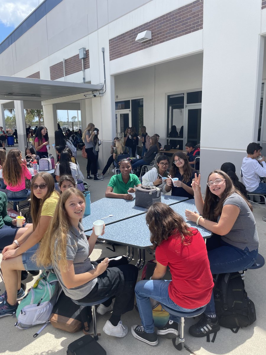 lxmsmiddle's tweet image. Congratulations to our Straight A Cafe participants! And thank you Southern SnowBalls for the treats! #leetweets