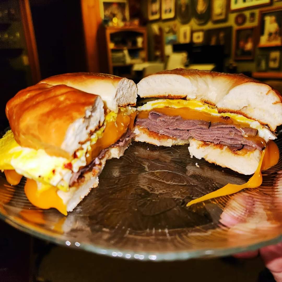 synthandlasers's tweet photo. Look at my toasted bagel sandwich. It has roast beef, and cheddar, and a fried egg. Look at me, I'm the Arby's now. https://t.co/TonpEb4ken