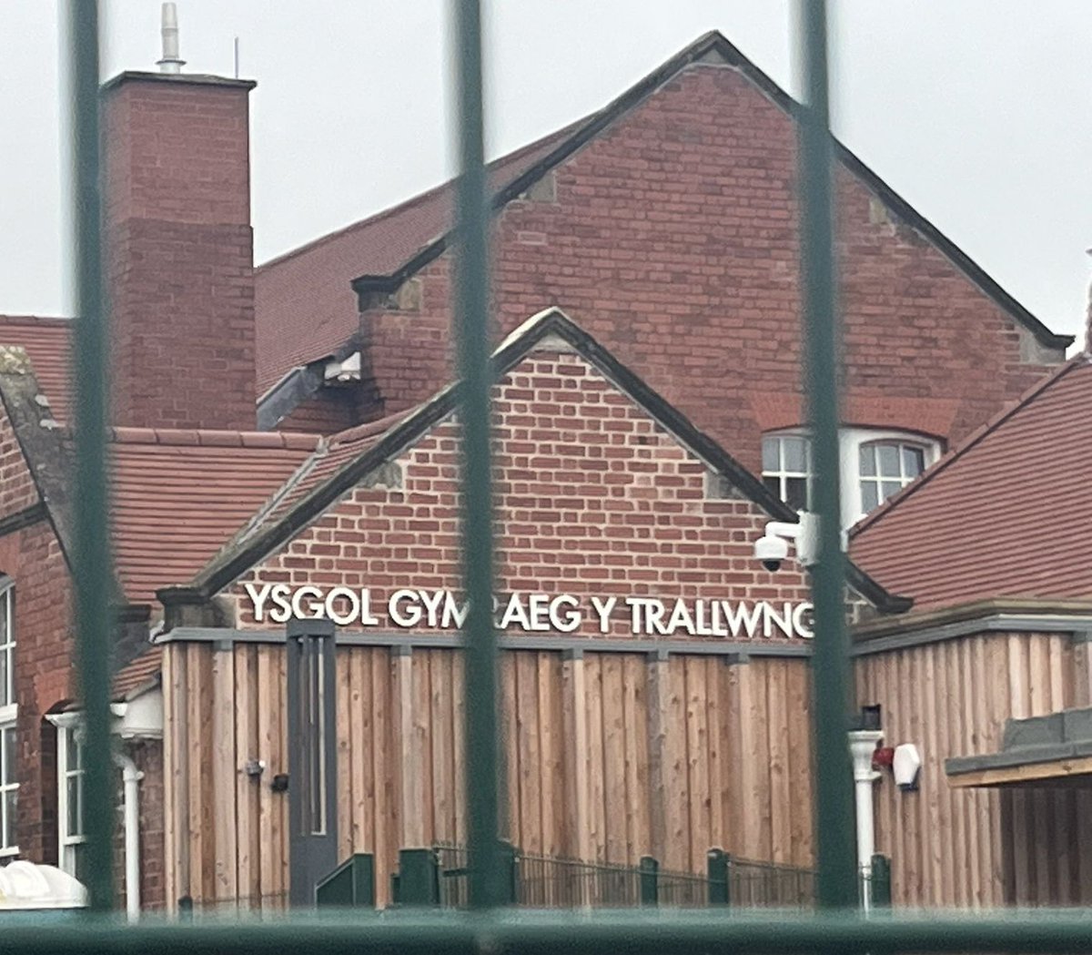 elwyn04's tweet photo. Falch iawn o weld yr arwydd newydd yma. Hir yw pob ymaros! @Golwg360 https://t.co/rG6mSKp63r