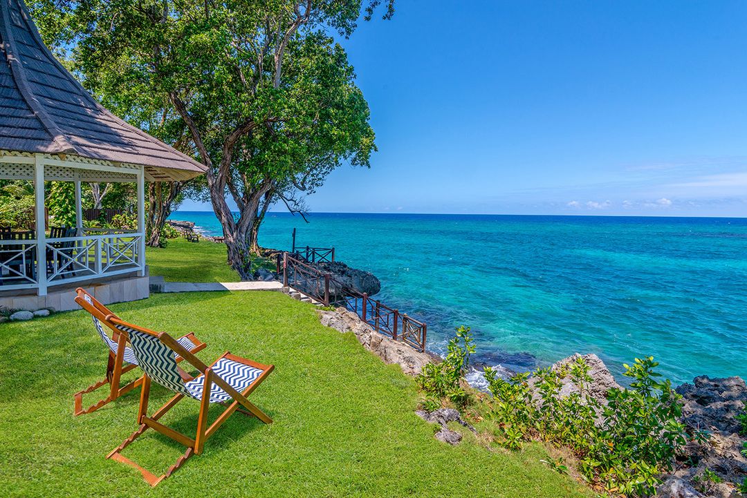 VisitJamaicaNow's tweet photo. A seat for me and you with a picture-perfect view 🌴🇯🇲 #VisitJamaica

📍Ocho Rios, Jamaica

📸:@ProspectVillas https://t.co/TMpbZdHyHA