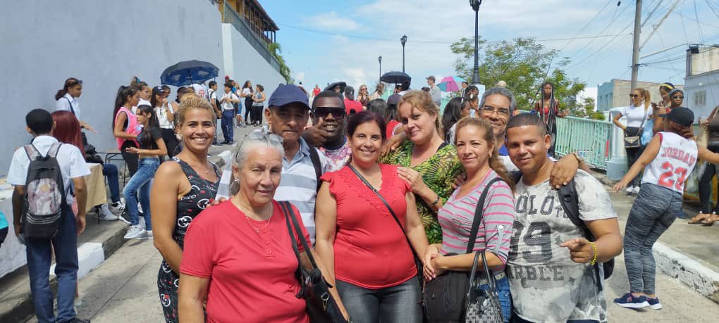 irc8507's tweet photo. El IPU Cuqui Bosch en la Feria del Tívoli realizando sus exposiciones de Sociedades Científicas #SNTECD #ManosyCorazón #CubaMined #dmesantiago #feemSantiago #SantiagodeCuba saludamos la fiesta de los trabajadores #1roDeMayo#ManosyCorazón https://t.co/xhDwqttA9A