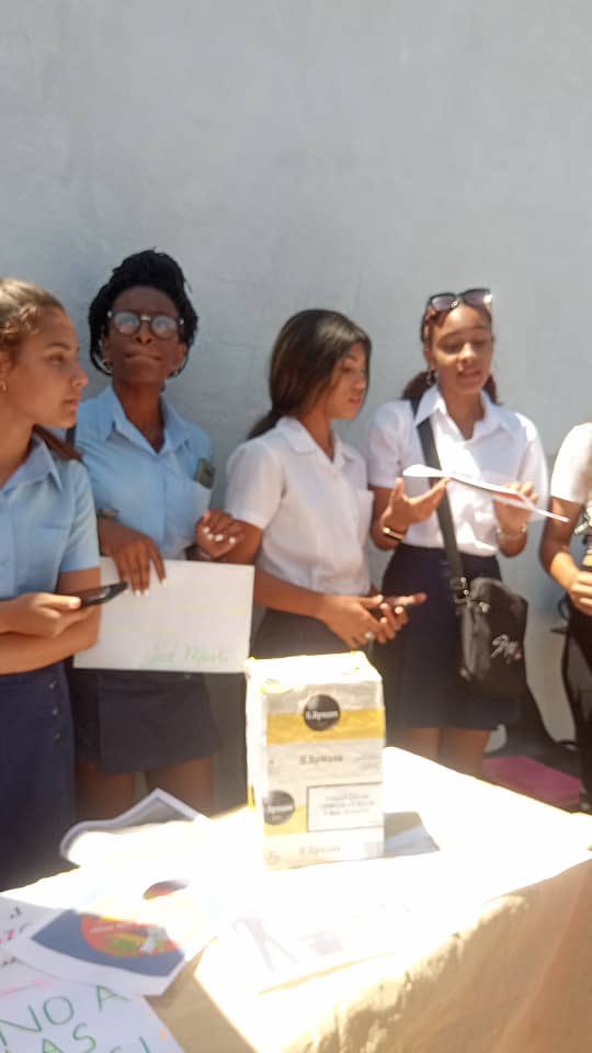 irc8507's tweet photo. El IPU Cuqui Bosch en la Feria del Tívoli realizando sus exposiciones de Sociedades Científicas #SNTECD #ManosyCorazón #CubaMined #dmesantiago #feemSantiago #SantiagodeCuba saludamos la fiesta de los trabajadores #1roDeMayo#ManosyCorazón https://t.co/xhDwqttA9A