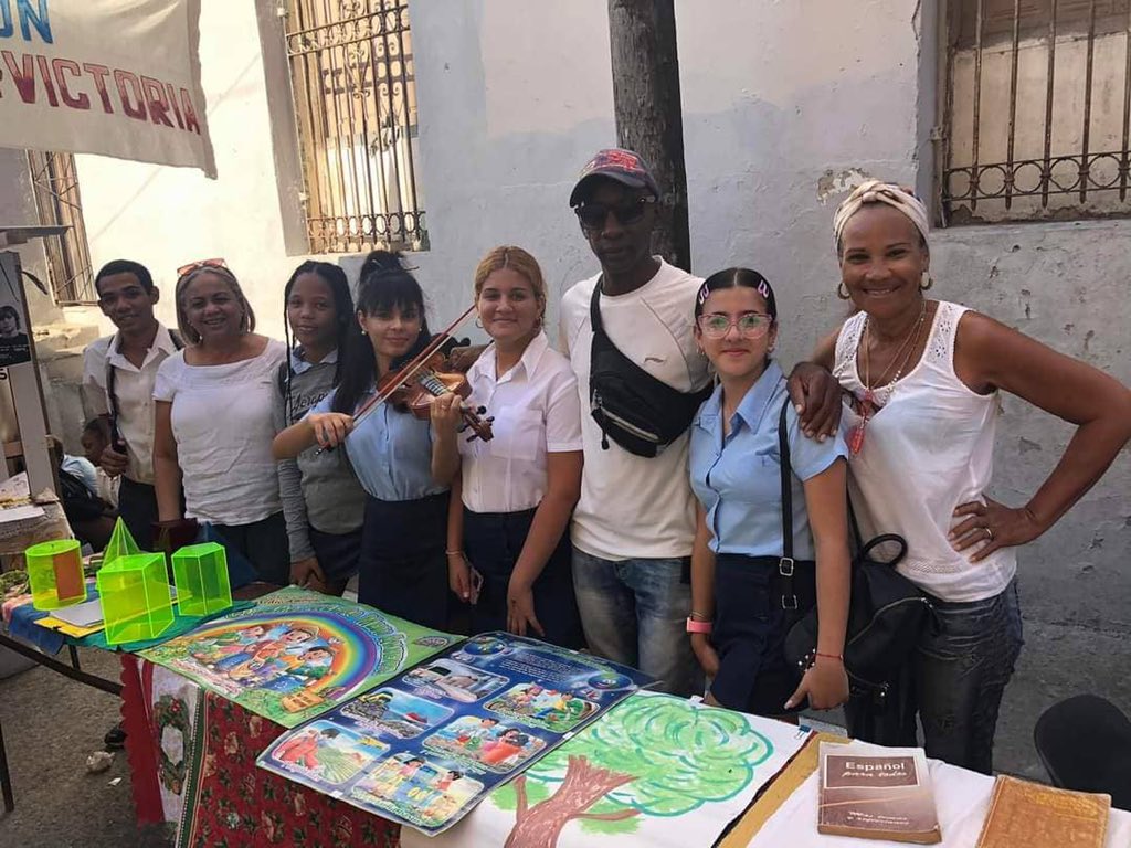 irc8507's tweet photo. El IPU Cuqui Bosch en la Feria del Tívoli realizando sus exposiciones de Sociedades Científicas #SNTECD #ManosyCorazón #CubaMined #dmesantiago #feemSantiago #SantiagodeCuba saludamos la fiesta de los trabajadores #1roDeMayo#ManosyCorazón https://t.co/xhDwqttA9A
