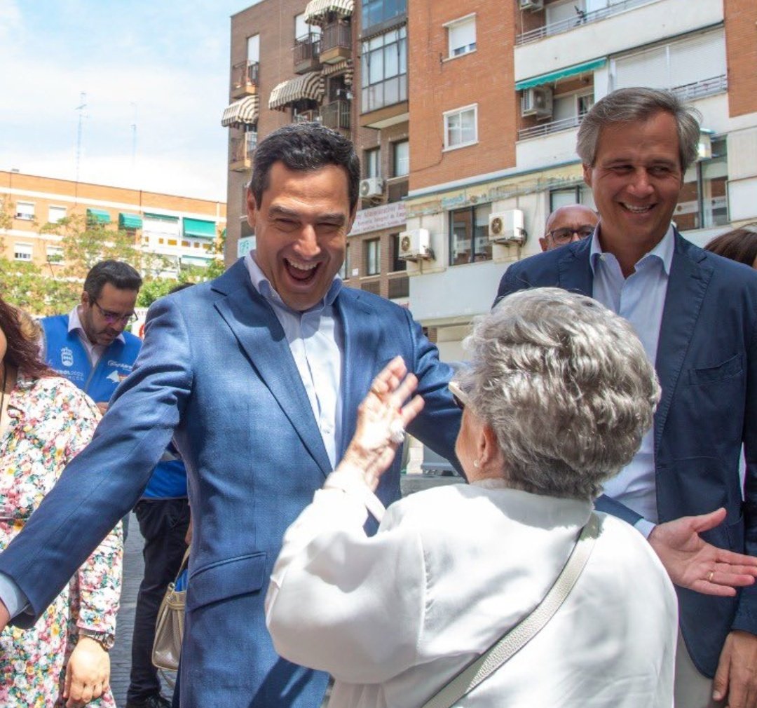 Típica foto vomitiva de campaña electoral. Como si fuéramos gilipollas.
