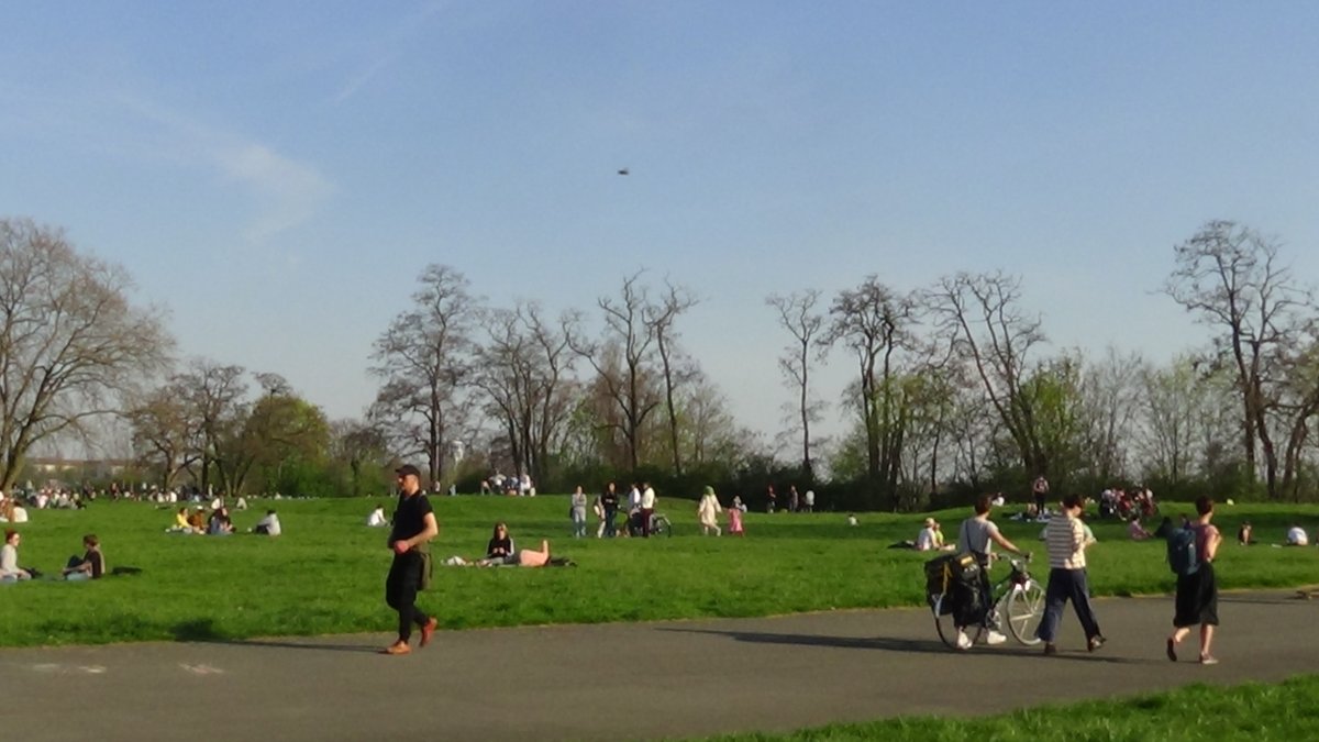 haus_104's tweet photo. Saisoneröffnung auf dem #TempelhoferFeld war ein voller Erfolg und hat Spass gemacht.
#FeldLotsen @CABUWAZI #Stadtacker #NER #Wasserpumpe #StadtteilgartenSchillerkiez #Teleskop #Schach #ZusammenSindWirPark https://t.co/rlXrhBHt0E