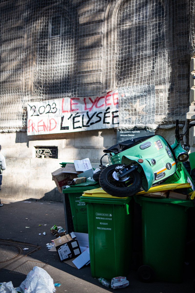 MALA_IDF's tweet photo. BLOCUS LYCÉE JACQUES DECOUR 20/04 💥
Barbecue, tournoi de foot, feu, barricades et bloquage de route, récolte d’argent et musique… Voilà un blocus réussi ❤️🔥
📸 @tulyppe
#manif20avril #greve20avril #blocus #decour #reformedesretraites #macrondemission https://t.co/xyX83kBpvO