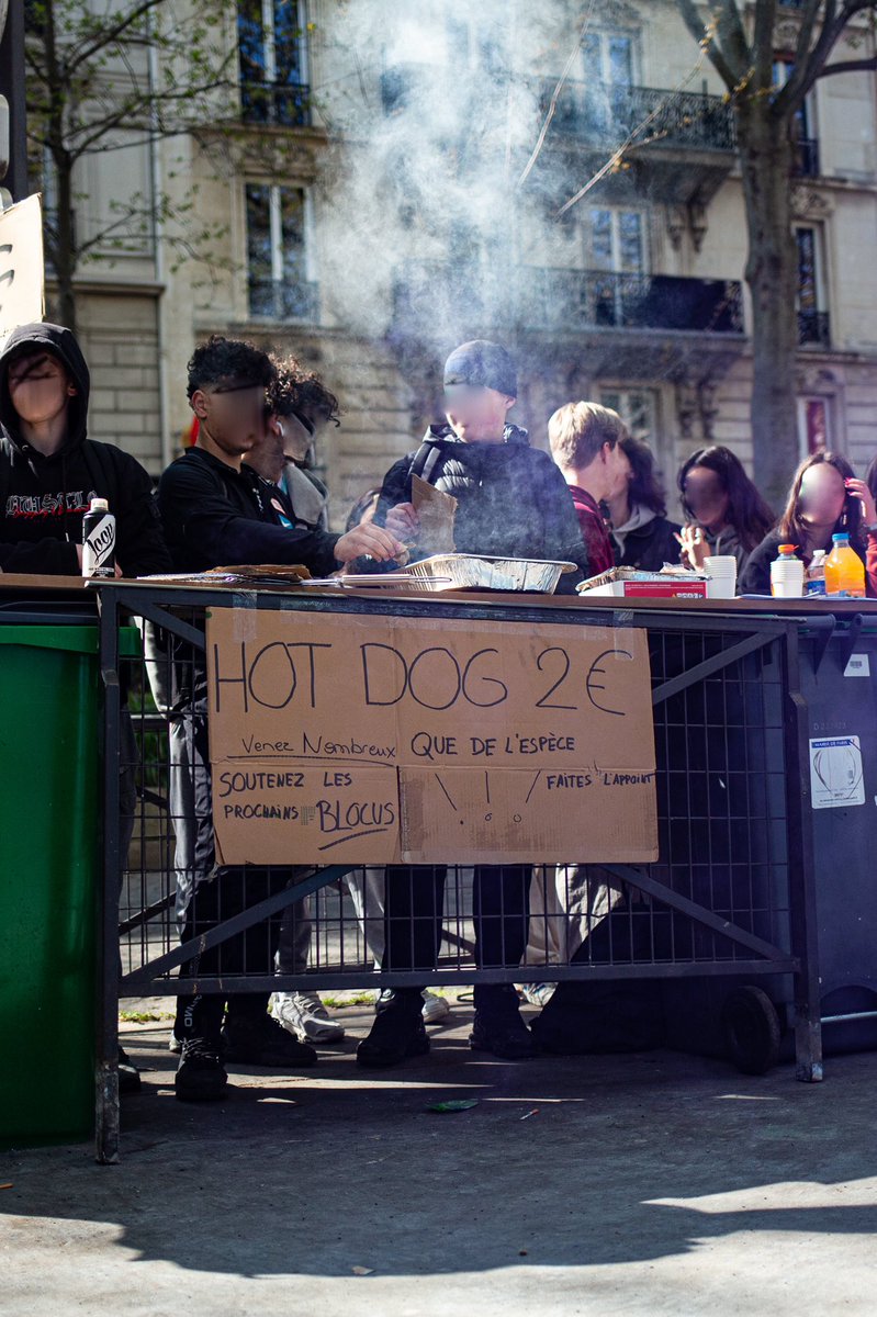 MALA_IDF's tweet photo. BLOCUS LYCÉE JACQUES DECOUR 20/04 💥
Barbecue, tournoi de foot, feu, barricades et bloquage de route, récolte d’argent et musique… Voilà un blocus réussi ❤️🔥
📸 @tulyppe
#manif20avril #greve20avril #blocus #decour #reformedesretraites #macrondemission https://t.co/xyX83kBpvO