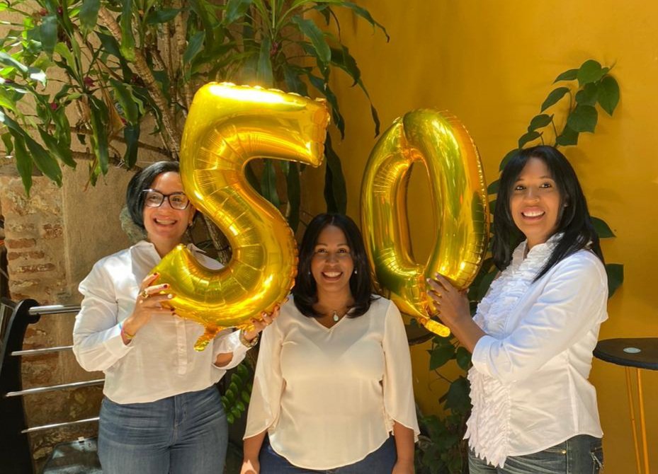 Roxmartinezl's tweet photo. Celebrando🥳los 50 de mi hermana mayor🥳
Damos gracias a Dios por el privilegio de tenerte, augurando abundante vida y salud de la mano de Dios😇 Que Dios te siga bendiciendo .
Te queremos!❤
Bendecidas😇 agradecidas🙏 y felices😁a Dios las gracias!
#celebrando🥳 #zoneando https://t.co/1arWBT6LvK