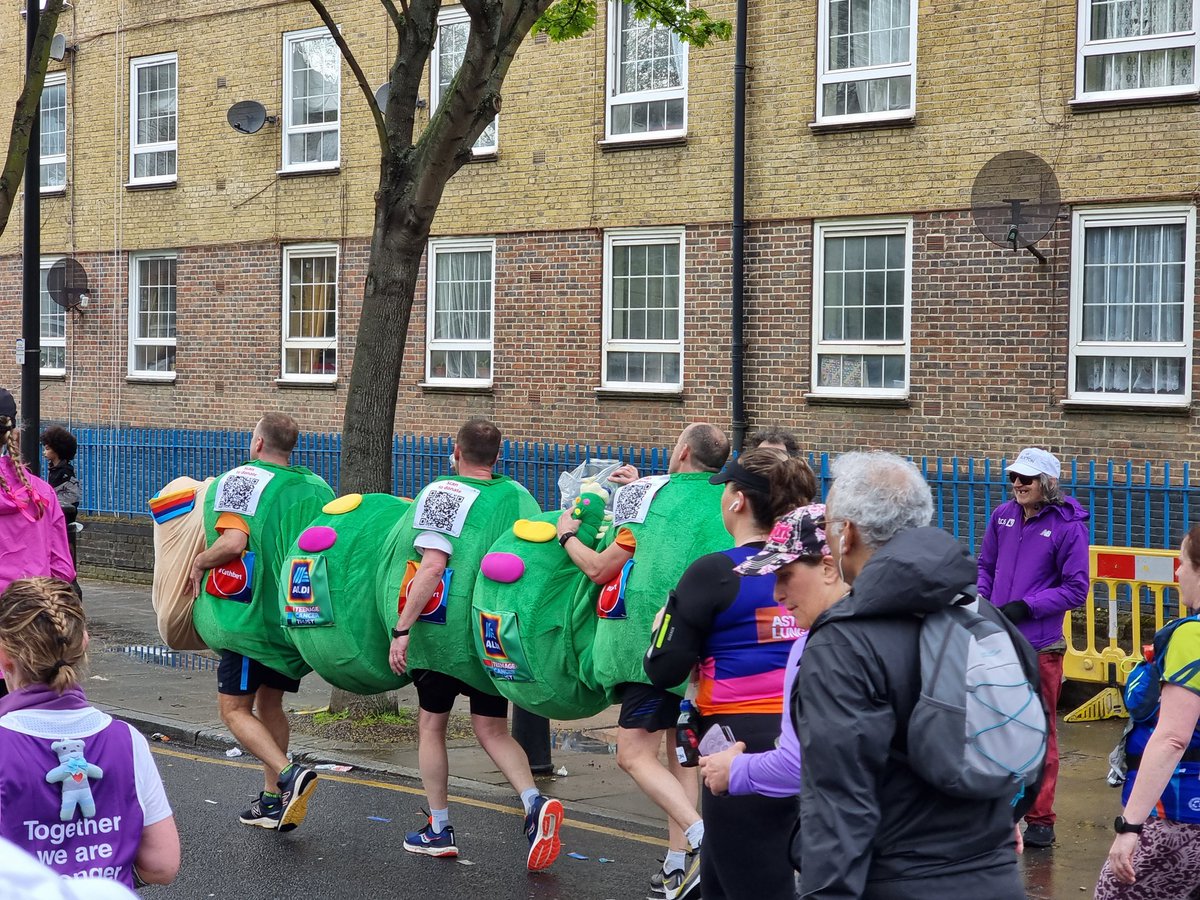 r_j_snaps's tweet photo. @AldiUK Spotted at mile 20 π #CaptureCuthbert #LondonMarathon https://t.co/blc1bJKlaL