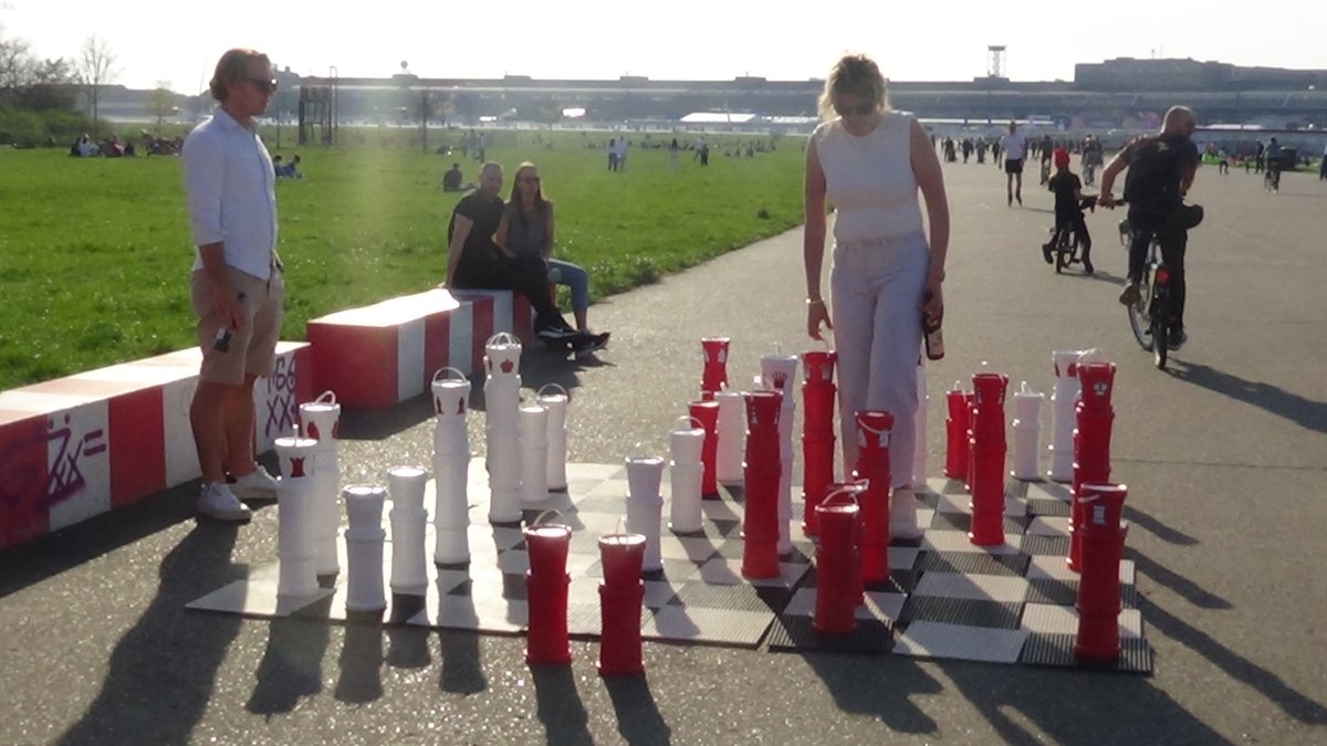 haus_104's tweet photo. Saisoneröffnung auf dem #TempelhoferFeld war ein voller Erfolg und hat Spass gemacht.
#FeldLotsen @CABUWAZI #Stadtacker #NER #Wasserpumpe #StadtteilgartenSchillerkiez #Teleskop #Schach #ZusammenSindWirPark https://t.co/rlXrhBHt0E
