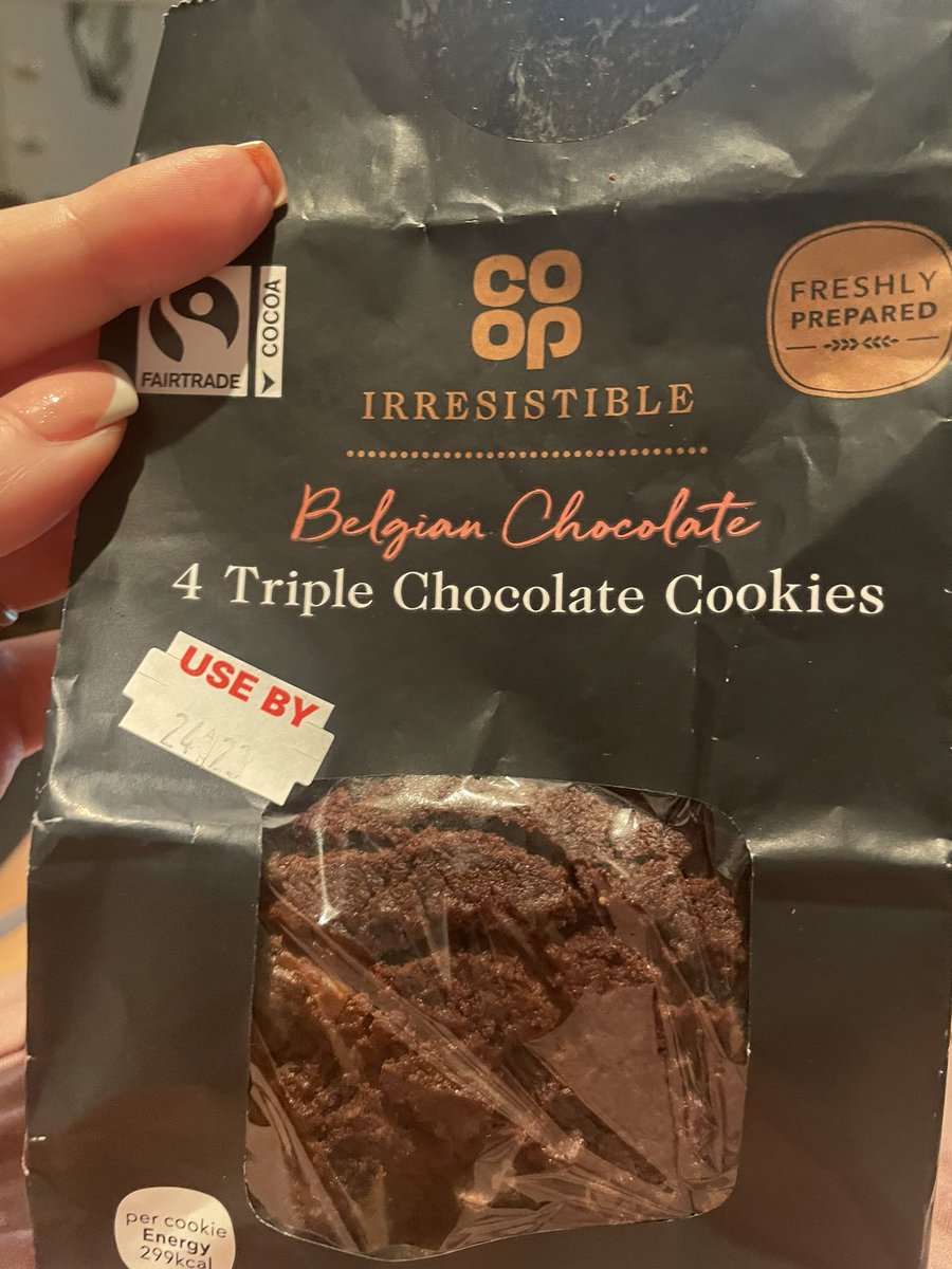 ellpretoria's tweet photo. Thanks @coopuk for the un-irresistible burnt cookies 🤬🤬 https://t.co/WahHYpiOtN