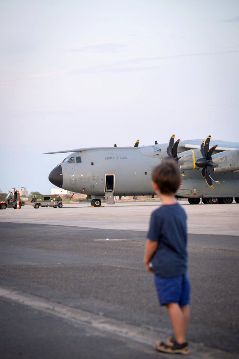 L'opération #Soudan est en cours: un 1er avion est arrivé à Djibouti et un 2ème est en route.
Fière de nos agents @francediplo @CdCMAE et de nos Armées, qui évacuent non seulement nos compatriotes mais des Européens et d'autres.