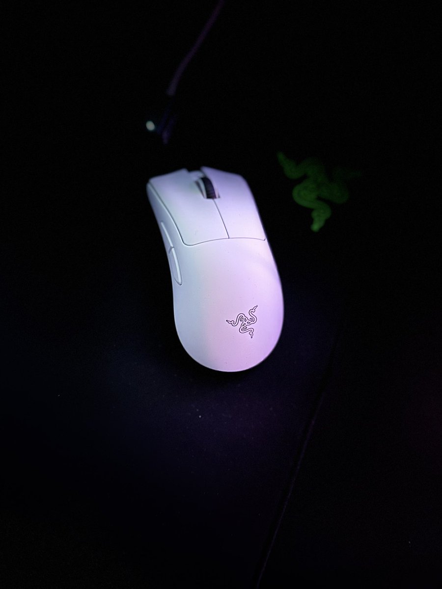 Vous voulez une vrai souris la famille ? 
Foncez les yeux fermés sur la Deathadder V3 Pro y’a pas mieux ! 

Merci <a href="/RazerFrance/">R Λ Z Ξ R 🇫🇷</a> vous êtes les boss ✌🏻❤️

( Je la lâche plus 😂)