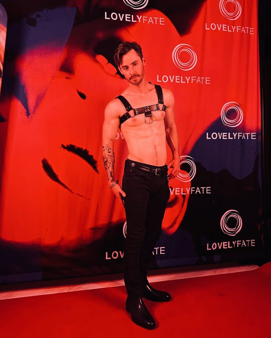 Baby&rsquo;s first play party. 😈 https://t.co/qN0b0gEnFZ