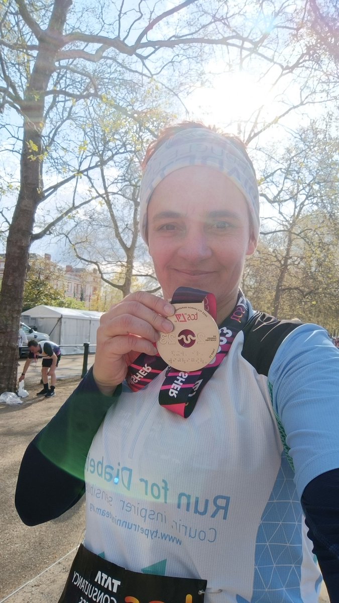 nessa131077's tweet photo. I did it les z'amis 🩵💙🩵
Je ferais un résumé demain quand j'aurais les mollets dégonflés 😅
#diabetes1 #type1diabetes #RunForDiabetes #marathon #courseapied #sante #healthy #londres #london #sport #course https://t.co/OTOnhhQDns
