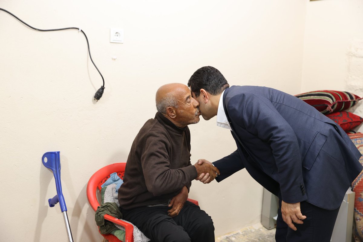 Gözlerimden öptü, ellerinden öptüm. Rabbim eksikliğini vermesin.

Büyükyıldız mahallemizde Halil Aslan (Abu Redded) amcamızı hanesinde ziyaret ederek, bayramlarını kutladık.

Cenab-ı Allah tüm hastalarımıza şafi ismiyle şifa versin inşallah.