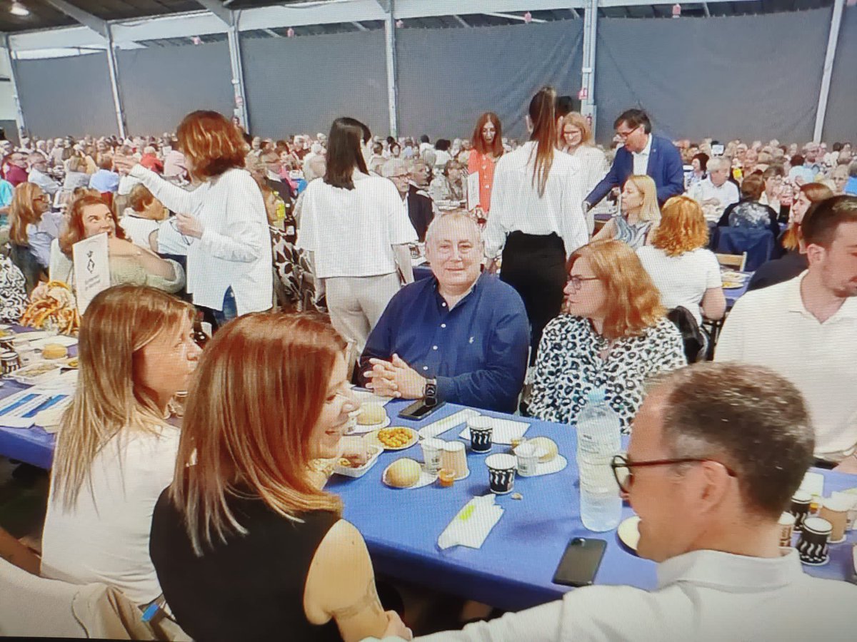 jpbusto's tweet photo. Comida de la Gent Gran, dentro de la Feria de Primavera. Agradecimiento a nuestros Mayores. #martorell #liberales #ciudadanos  #ciutadans https://t.co/O1uha2wDHH