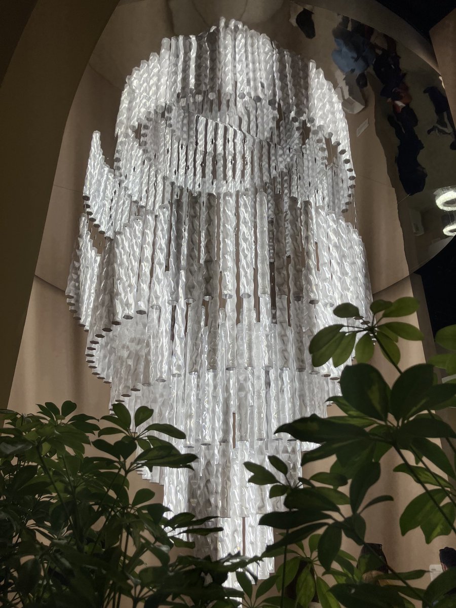 iosonoMG's tweet photo. Entrare in una favola. Il potere della #creatività di #Slamp. Una delle cose che mi è piaciuta del #SalonedelMobile2023. La parte arredo, un nefasto #tripudio di #velluto e #oro anni settanta. Stile casa di #escort o #boudoir. No grazie! https://t.co/vJpdMzvNvA