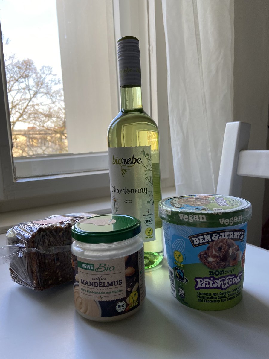 Lynnhatesplants's tweet photo. Single vegan 40+ weekend survival kit. Before and after pic. #breakingupsucks https://t.co/y2LgGWjNZF