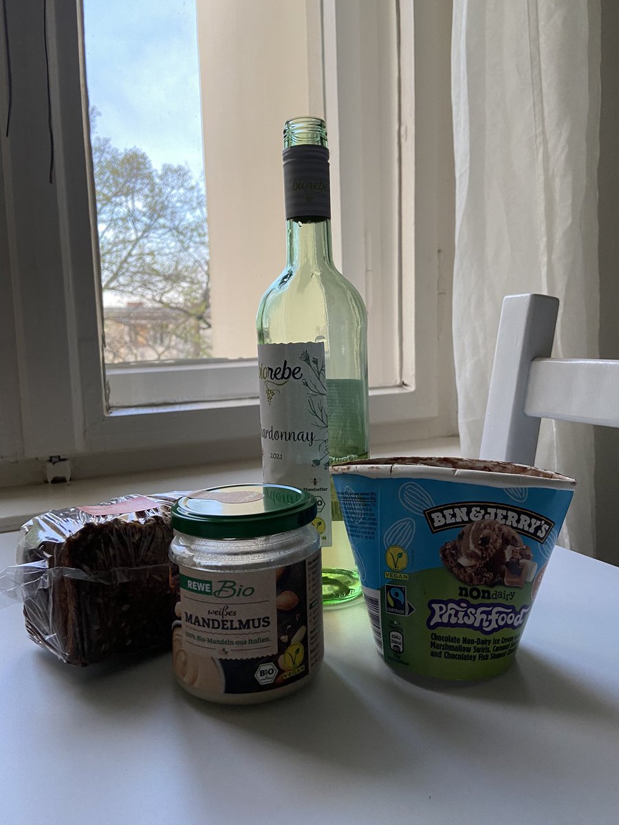 Lynnhatesplants's tweet photo. Single vegan 40+ weekend survival kit. Before and after pic. #breakingupsucks https://t.co/y2LgGWjNZF