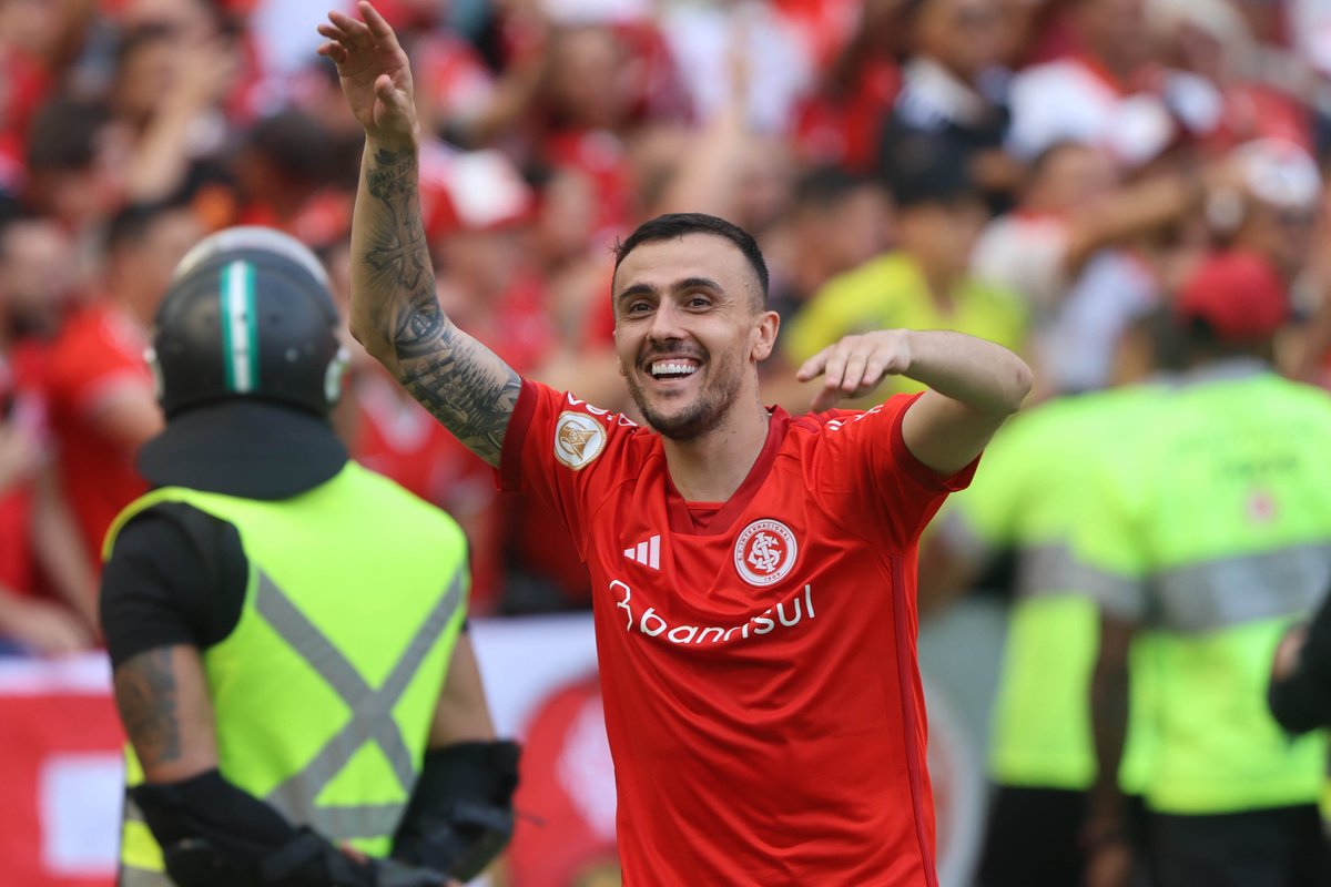 Estreia como titular✅

Que orgulho do meu colorado! 🥰👏