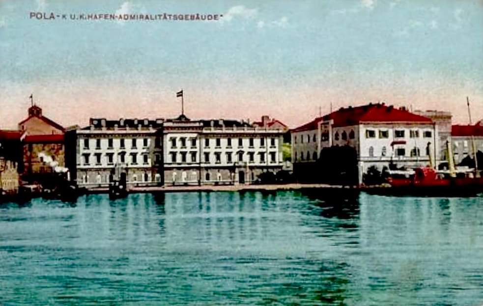 be_polite_ss's tweet photo. #Pola #Pula #Pulj around 1915.
If you see carefully you will see Austrian flag on a submarine. Most of the sailors were Croatians from Dalmatia.
We always make a jokes on our account... so last photo is rest of the submarine today. 🤣🤣🤣
Source : Klaus Riboni https://t.co/hPorafHkQf