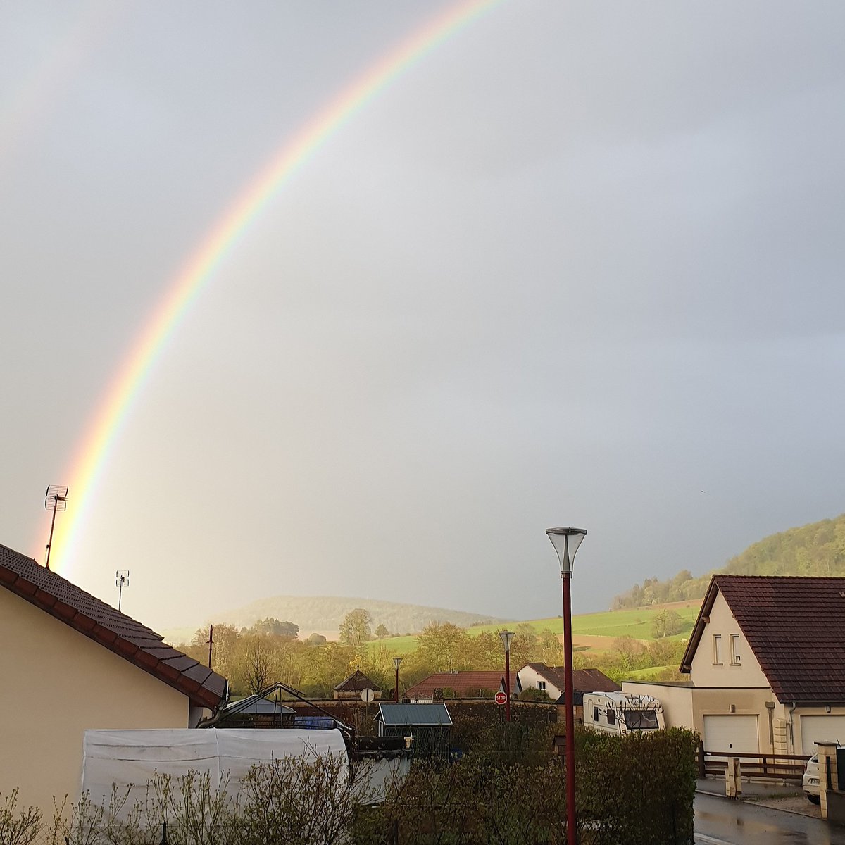 LaNinaCaracol's tweet photo. Photo prise à l'instant vers #Hericourt (70)! Je vais de ce pas chercher le trésor à son pied! #arcenciel 😄 https://t.co/MLZ0MprgDV
