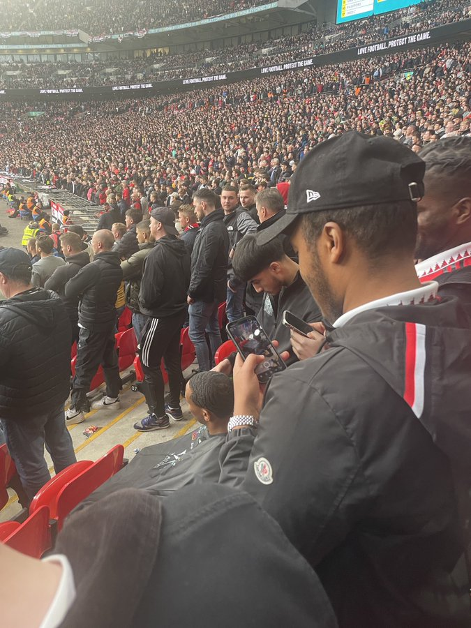 FootballTalkHQ's tweet photo. Someone in the stands is getting their haircut at Wembley during Brighton vs Manchester United. 💇 https://t.co/F68fxRMPLf