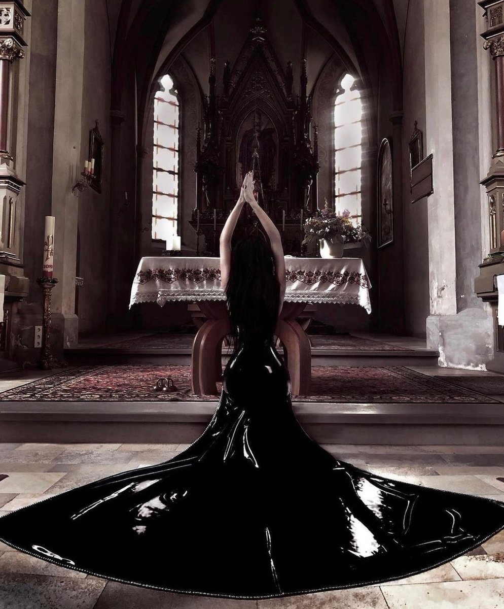 #ausriefel #gothic #fashion #weddingdress #weddinggown #blackweddingdress
AUSRIEFEL.COM