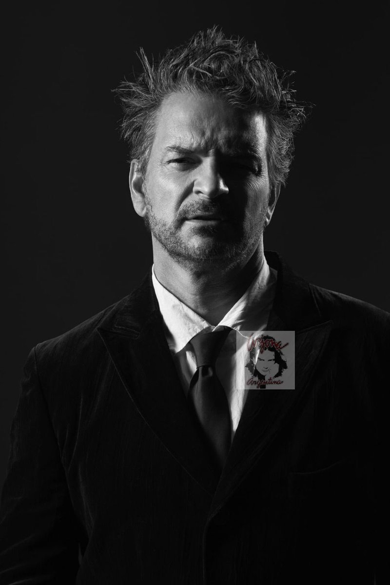 notiarjona's tweet photo. 1 - Foto revista Rolling Stone @Ricardo_Arjona https://t.co/lsCZZ98Yol