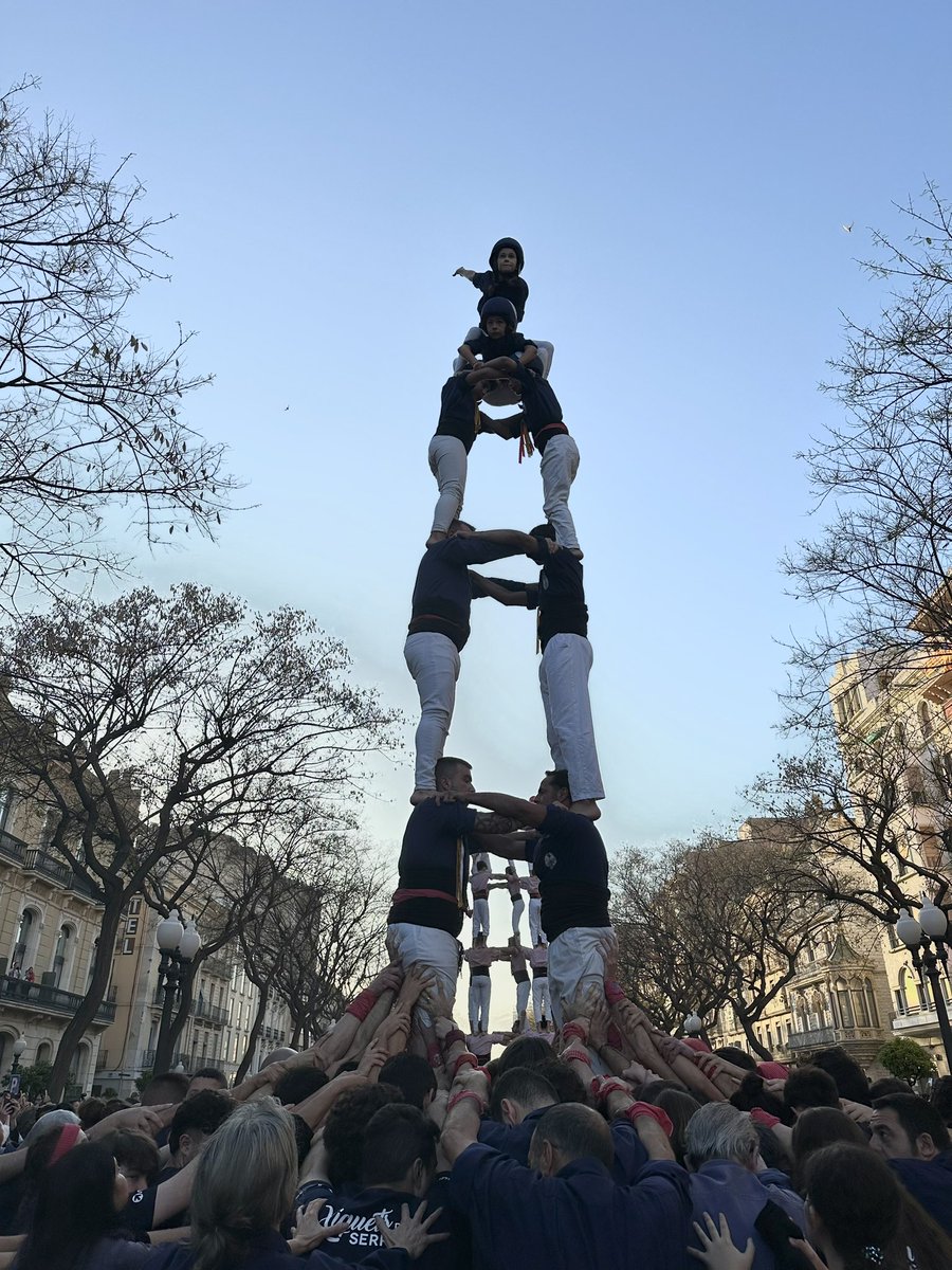 XiquetsSerrallo's tweet photo. 🐉 Ja estem a la Rambla! Comencem la diada de Sant Jordi descarregant el 2d6!

#Undiadecastells #castellers #35anysXS https://t.co/BwbdzOUtuC