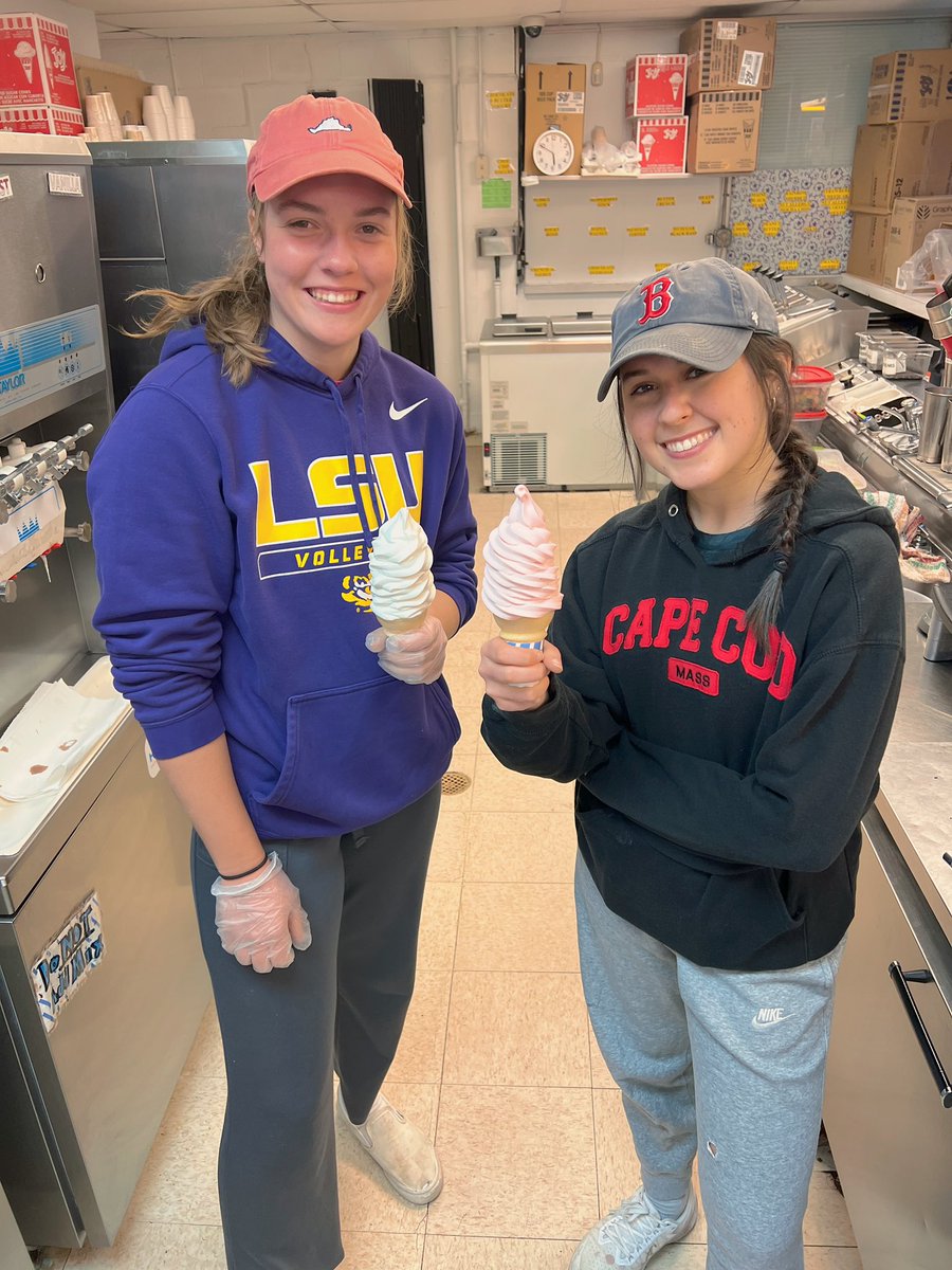 DandisIceCream's tweet photo. Sunday's are for SOFT SERVE! 🍦🍓
---
#DandisSquad
#ReadingMA
#Massachusetts
#BostonEats
#ShopSmall
#IceCream https://t.co/JanZJNeLKZ