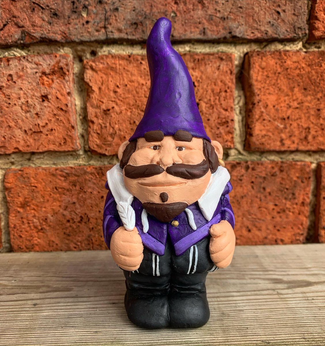 littlelessnorm's tweet photo. In honour of William Shakespeare’s 459th birthday we have the Gnome Bard

#stratford
#stratforduponavon 
#shakespeare #williamshakespeare 
#visitstratford #thebard #westmidlands #warwickshire #gnome #travelinggnome #travellinggnome #travel #travelblogger #england #england https://t.co/ziFdLvt0TU