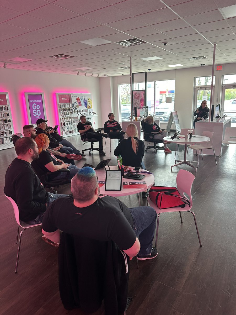 Adriana84137993's tweet photo. Great Team Meeting today!!! I love my job #Go5gplus https://t.co/c8SbMRqQWT