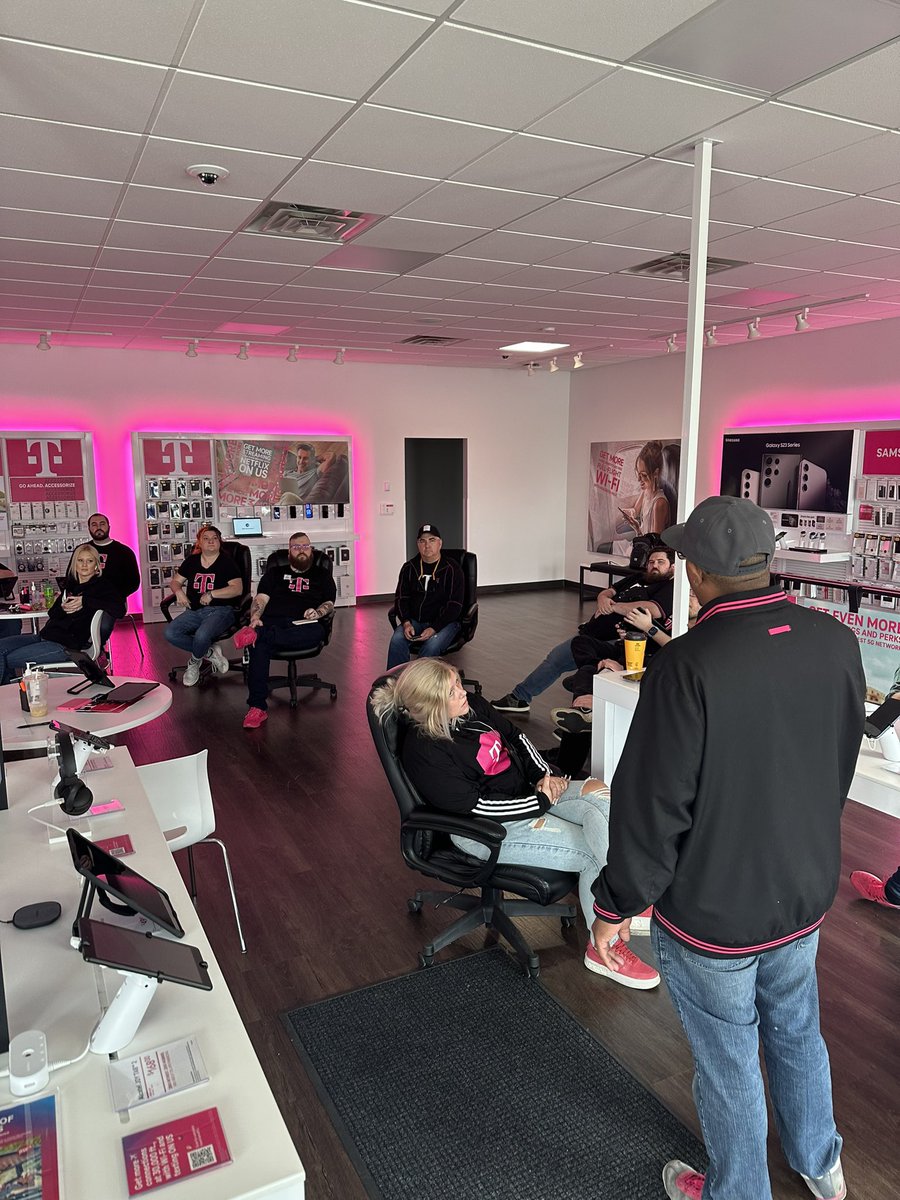 Adriana84137993's tweet photo. Great Team Meeting today!!! I love my job #Go5gplus https://t.co/c8SbMRqQWT