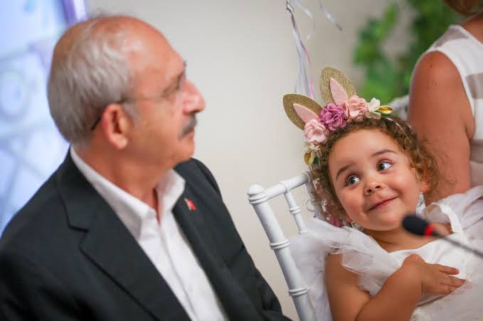 medyascope's tweet photo. Kemal Kılıçdaroğlu’ndan, Gezi Parkı davasından tutuklanan Tayfun Kahraman’ın kızı Vera’ya: 

“Bir sonraki bayramı babanla kutlayacaksın Vera. Ama babana biraz benim de ihtiyacım var, sonra darılmaca yok. 23 Nisan'ın kutlu olsun, gözlerinden öpüyorum”

https://t.co/tI9ewy3KbQ https://t.co/YIEybIaCwn