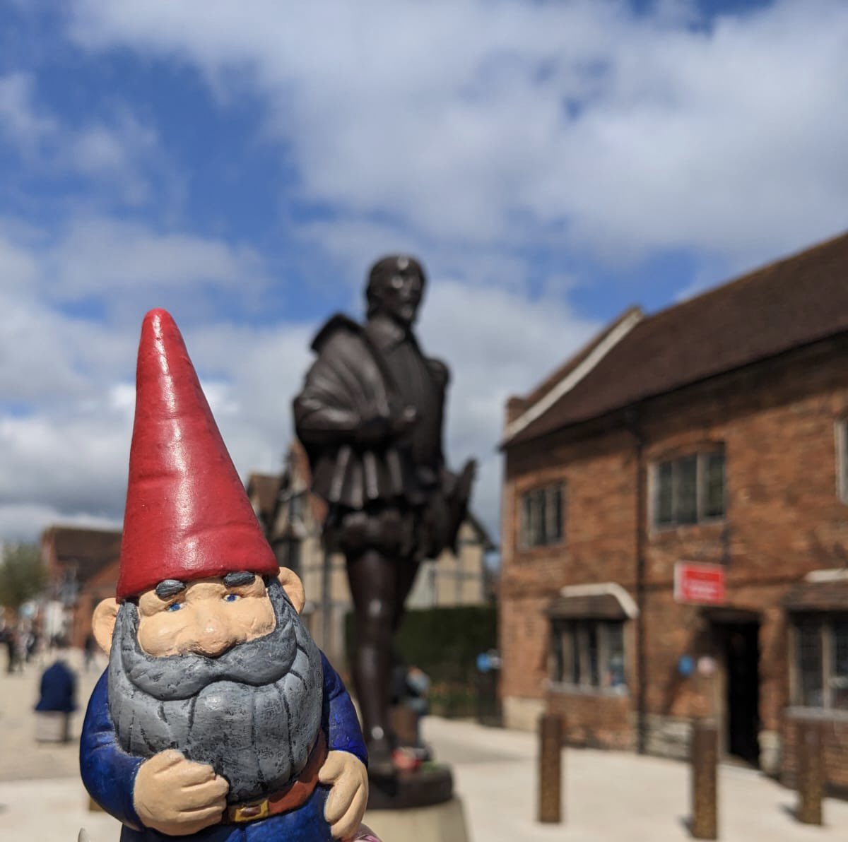 littlelessnorm's tweet photo. Happy 459th birthday William Shakespeare!

#stratford
#stratforduponavon 
#shakespeare #williamshakespeare 
#visitstratford #thebard #westmidlands #warwickshire #gnome #travelinggnome #travellinggnome #travel #travelblogger #england #britain #Shakespeare #ShakespearesBirthday https://t.co/oKkkIqO8mZ