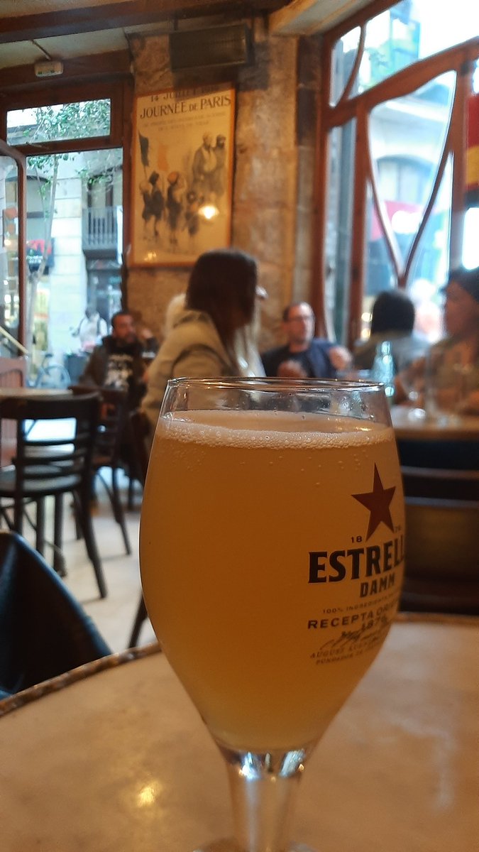 MariaSender's tweet photo. Cervecita en Casa Almirall y a casa. Luego enseño el botín. No se me puede dejar sola con tanto libro suelto 🤦🏼♀️
#SantJordi #santjordi2023 #CasaAlmirall #barcelona #baresquelugares #Raval #ravalejant #ravaleando https://t.co/sFivwd7ctH