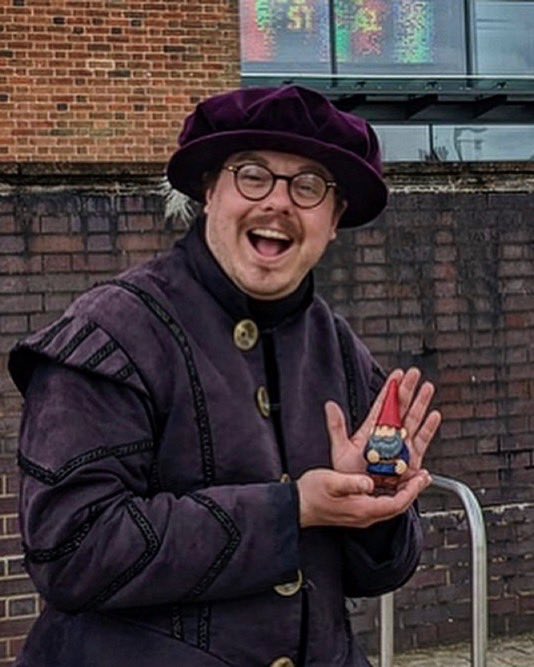 littlelessnorm's tweet photo. Meeting the Bard himself!

#stratford
#stratforduponavon 
#shakespeare #williamshakespeare 
#visitstratford #thebard #westmidlands #warwickshire #gnome #travelinggnome #travellinggnome #travel #travelblogger #england #britain #Shakespeare #ShakespearesBirthday
#StratforduponAvon https://t.co/kCERPqm1SW