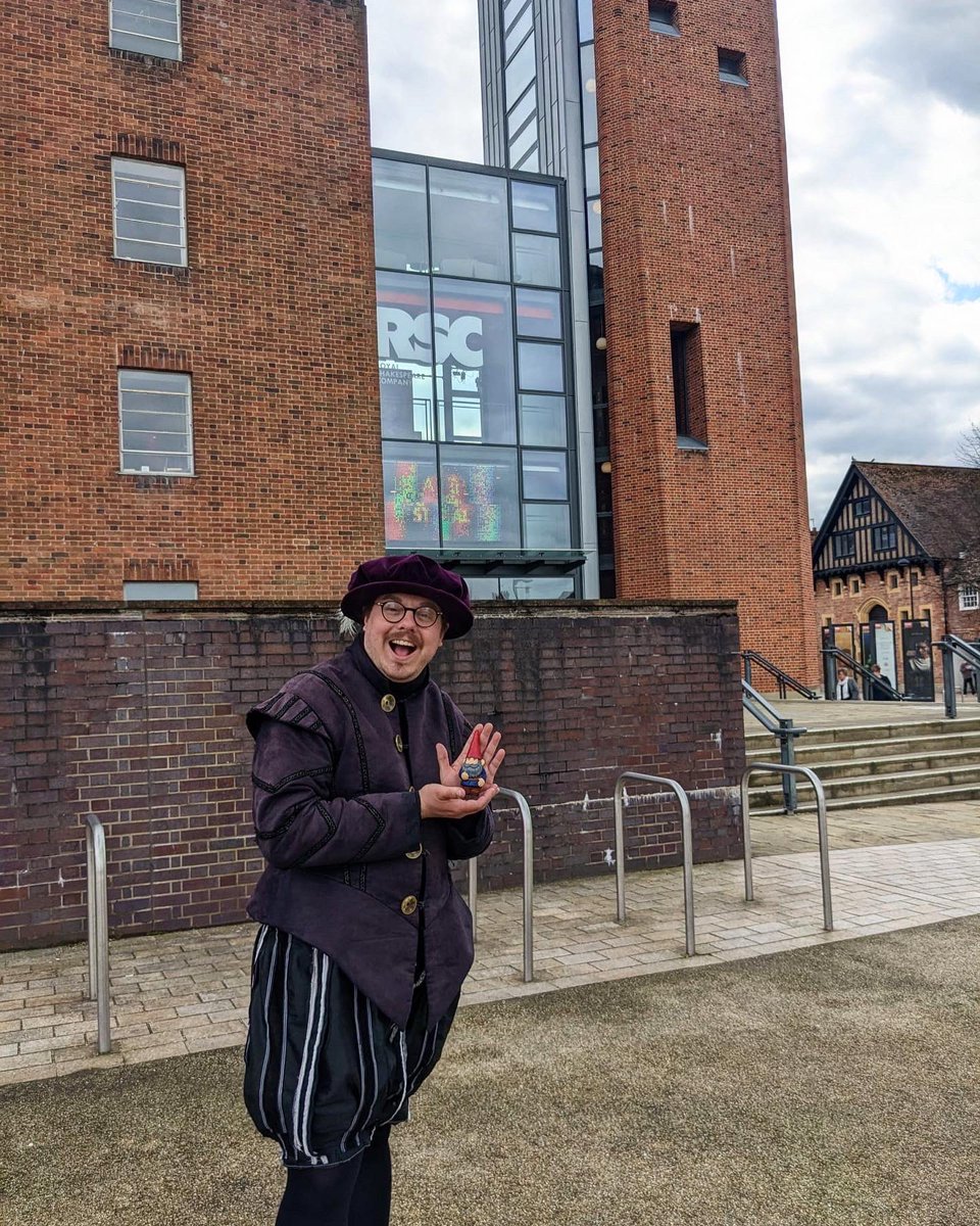 littlelessnorm's tweet photo. Meeting the Bard himself!

#stratford
#stratforduponavon 
#shakespeare #williamshakespeare 
#visitstratford #thebard #westmidlands #warwickshire #gnome #travelinggnome #travellinggnome #travel #travelblogger #england #britain #Shakespeare #ShakespearesBirthday
#StratforduponAvon https://t.co/kCERPqm1SW